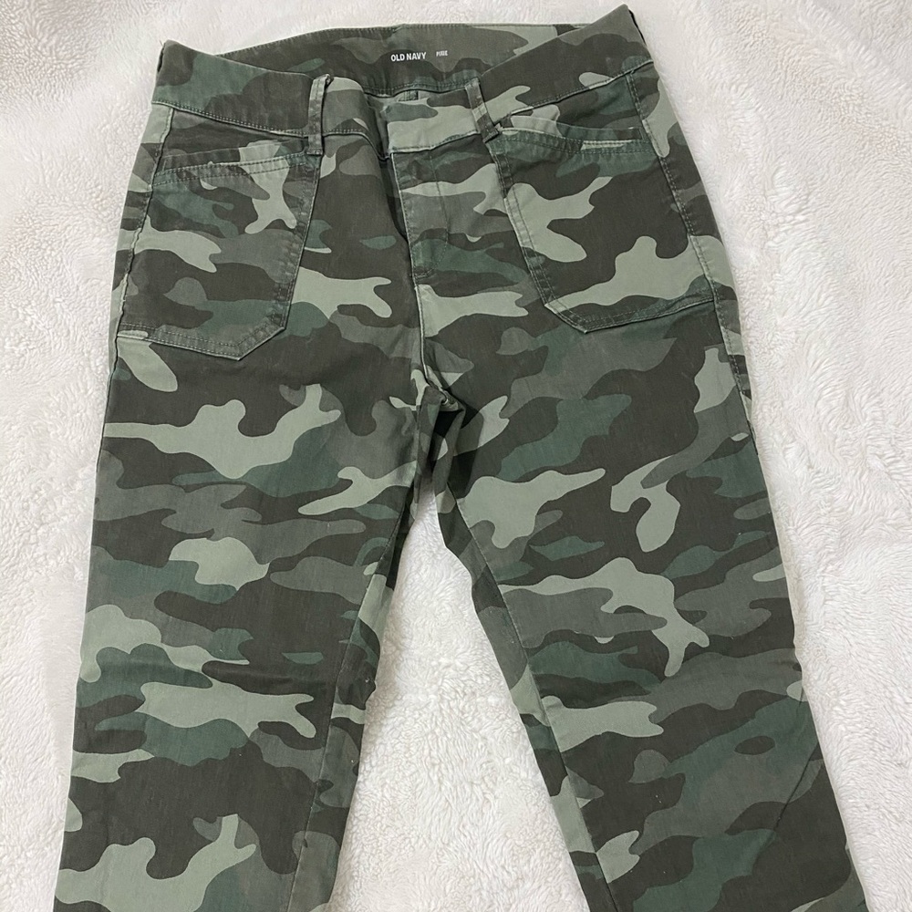 Green military print pants